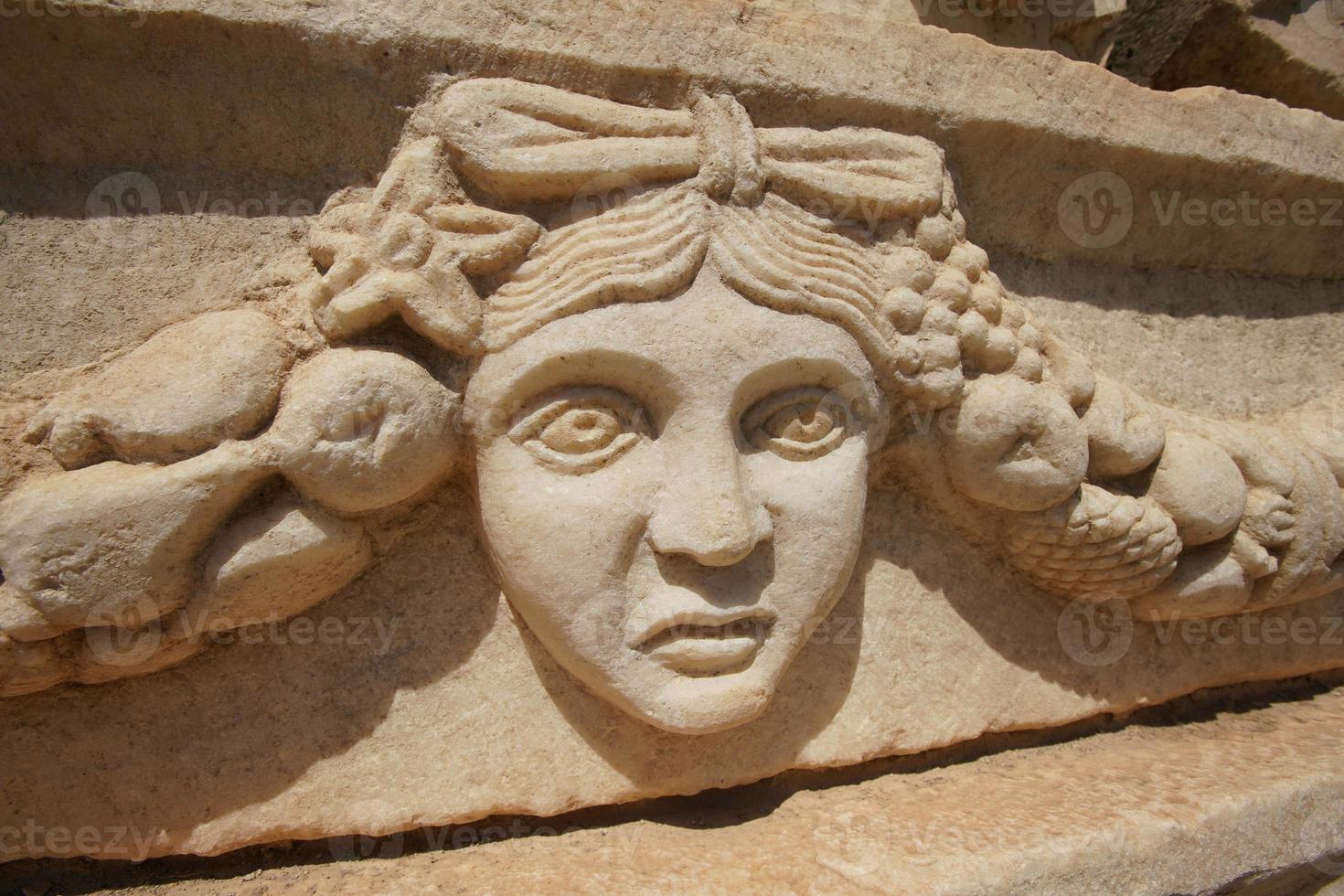 Altes Maskenrelief in der antiken Stadt Aphrodisias in Aydin, Türkei foto