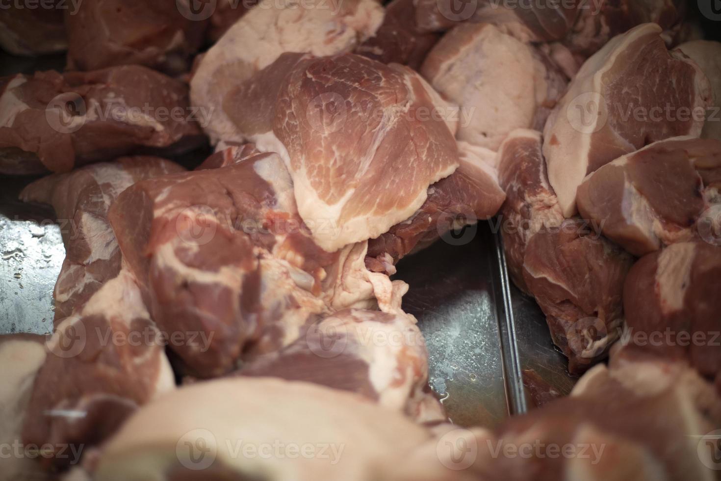 rohes Rindfleisch auf Tablett. Kuhfleisch im Laden. tierische Gewebefasern. foto