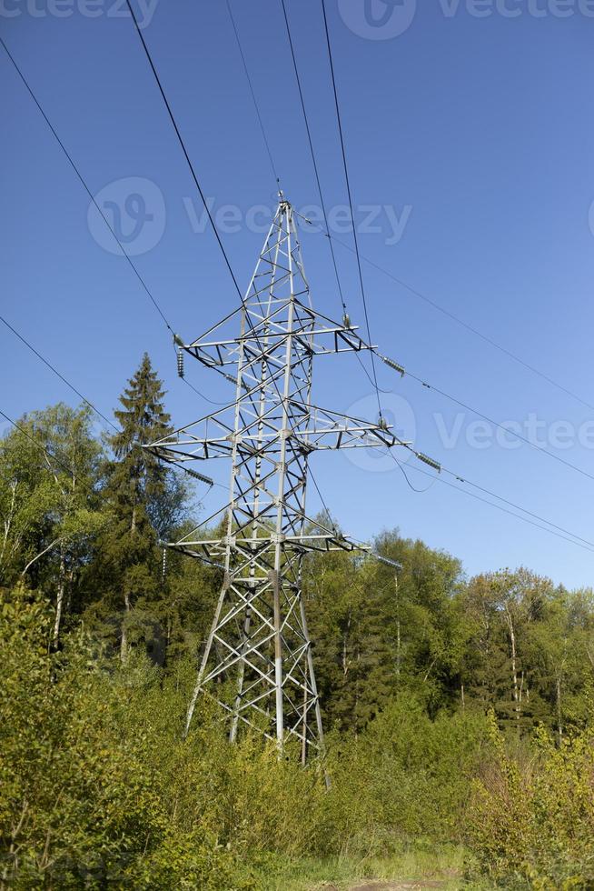 elektrische übertragungsleitung im wald. Stahlturm mit Drähten. Hochspannungsinfrastruktur. foto