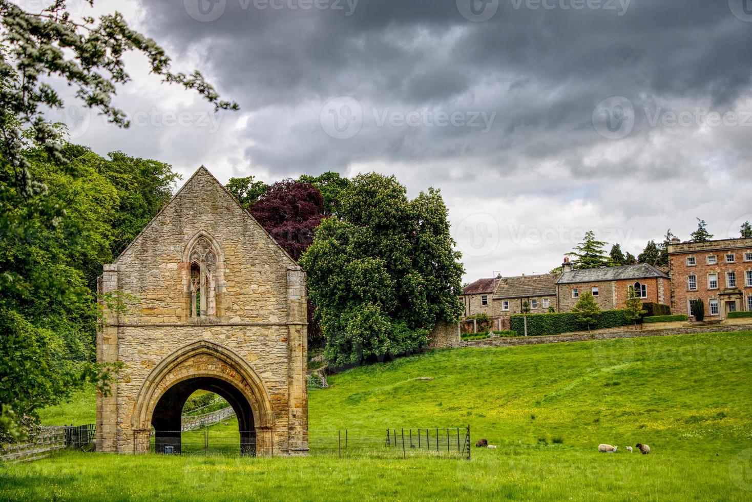 Gebäude aus Stein mit Yorkshire Dales United Kingdom im Hintergrund foto