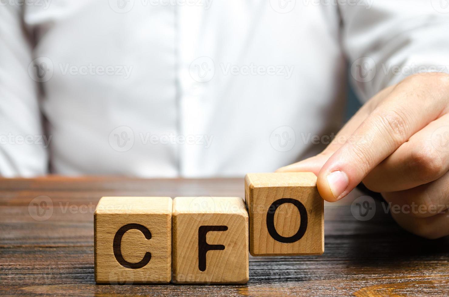 ein Mann macht das Wort Akronym zur Abkürzung cfo. Finanzvorstand. Finanzmanagement in Unternehmen und Unternehmen. Risiko. Entwicklung und Wachstum. Ernennung zu einem neuen Posten, Beförderung. foto