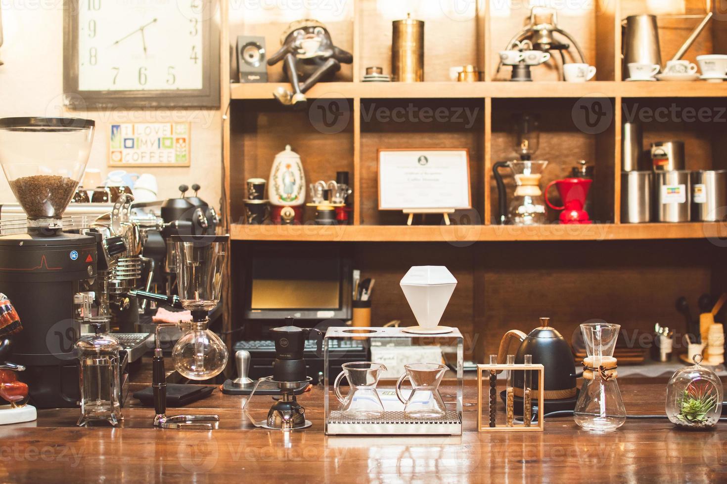 dubai, uae, 2022 - verschiedene alte kaffeezubereitungswerkzeuge auf dem tisch. Tour durch das Kaffeemuseum in Dubai foto