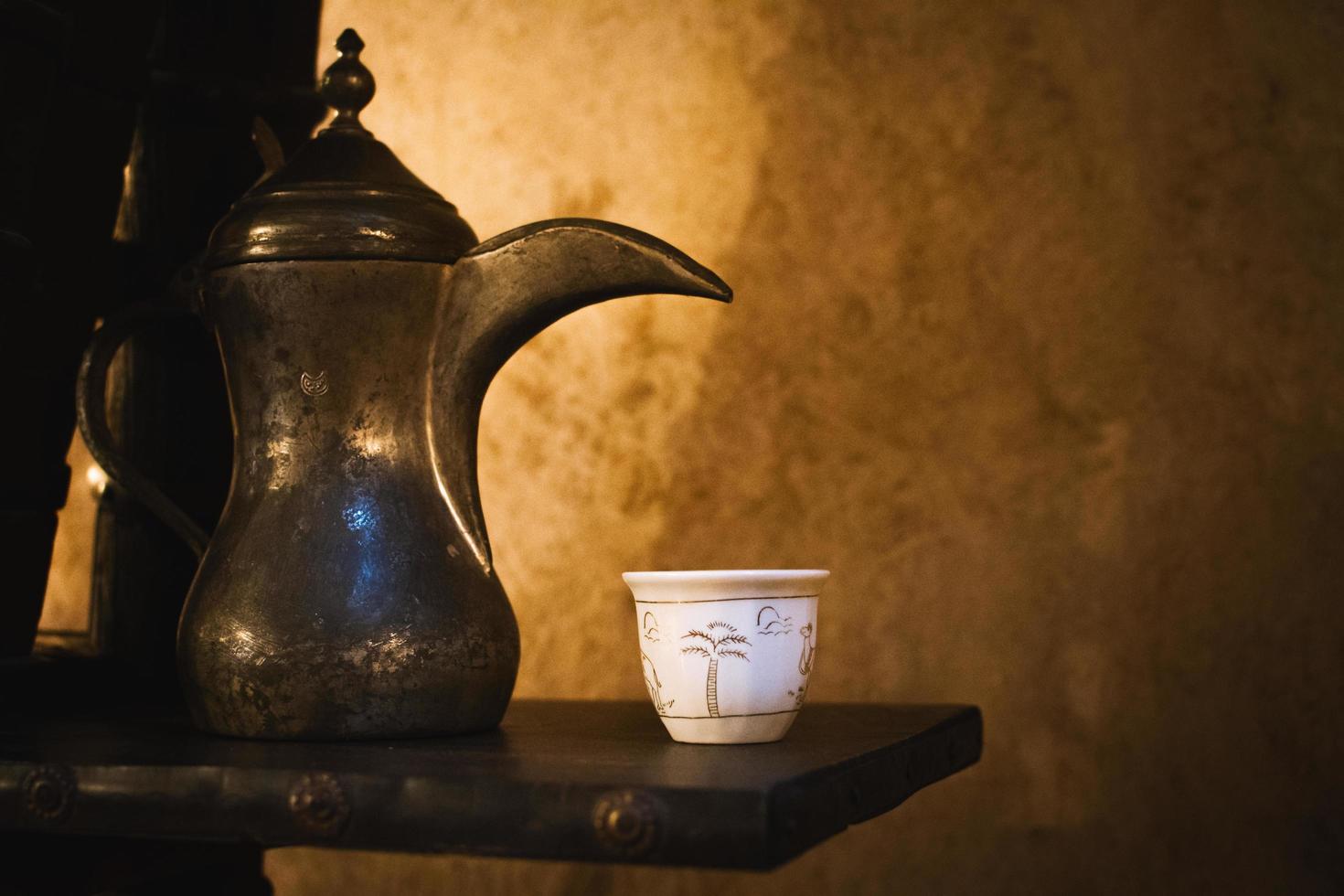 dubai, uae, 2022 - draufsichtkaffee auf silbernem teller mit zwei tassen und datteln in schüssel im kaffeemuseum in dubai foto