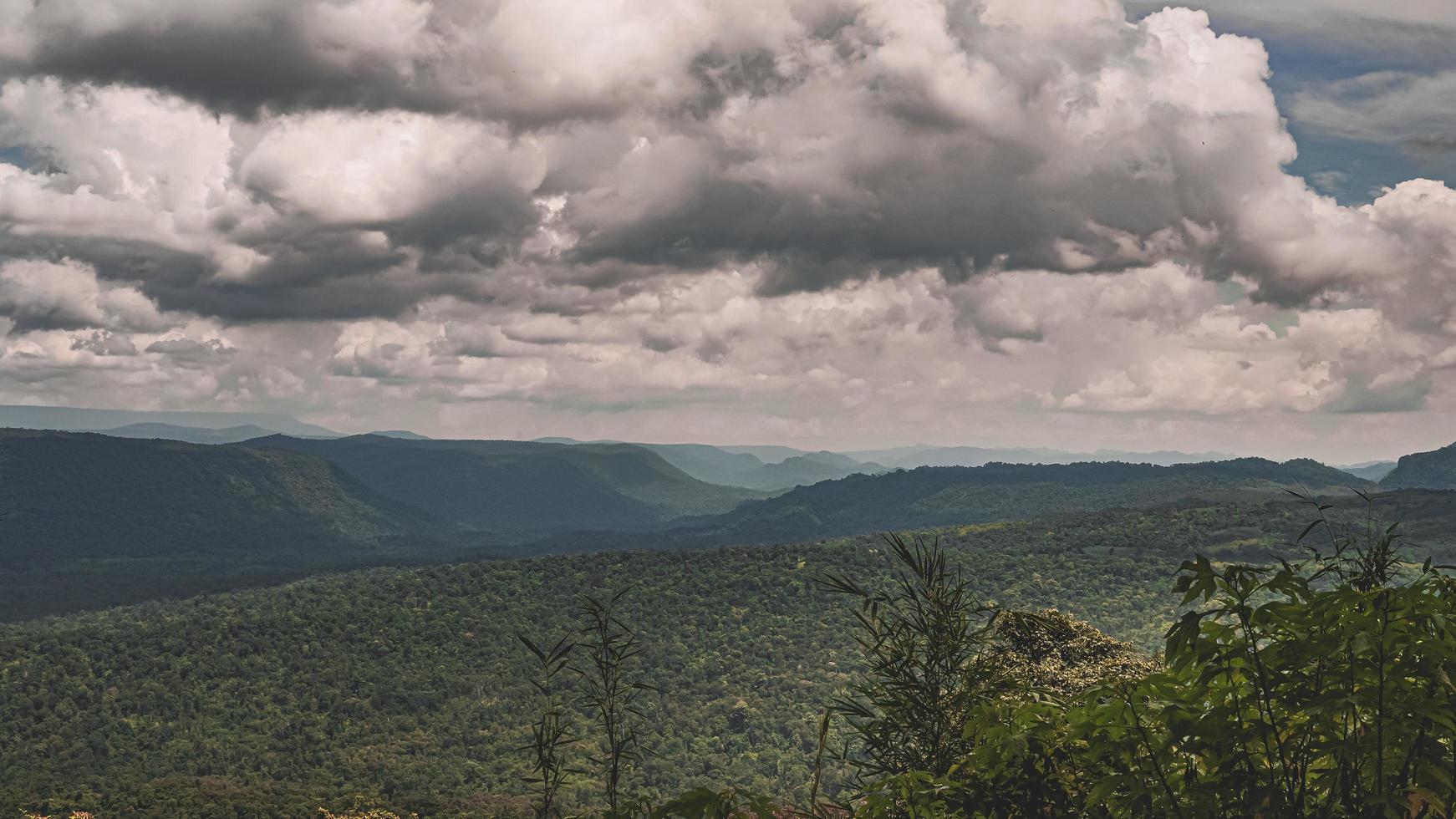 Panorama der hohen Berge in Thailand wunderbare Regenzeit Landschaft in den Bergen haben den ganzen Himmel Wolken und Nebel. foto