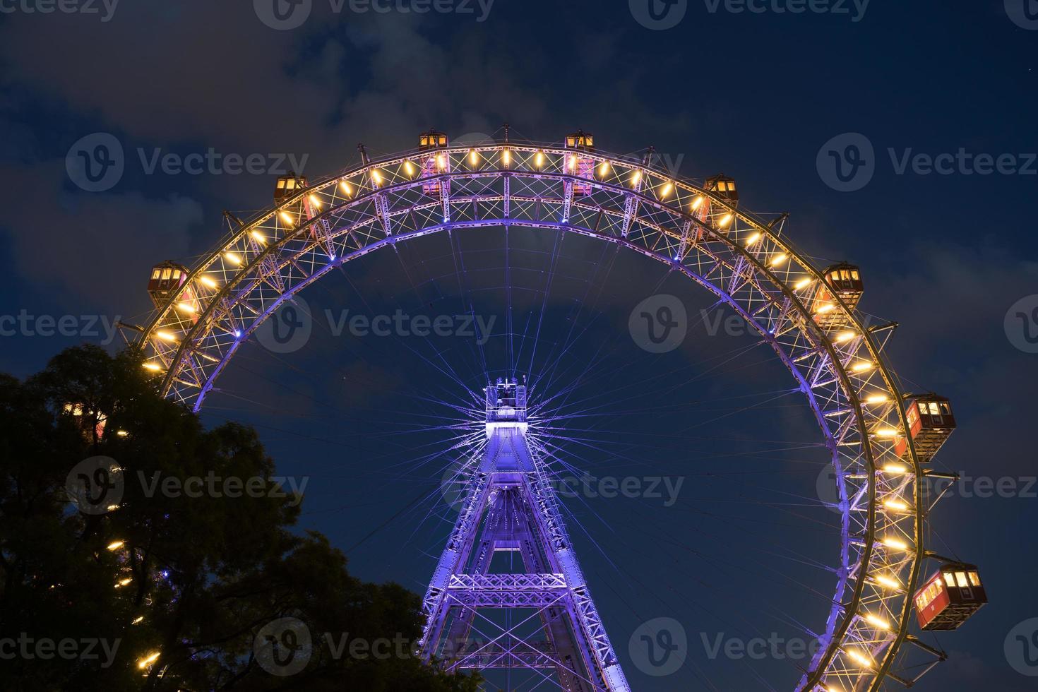 Wiener Riesenrad bei Nacht foto
