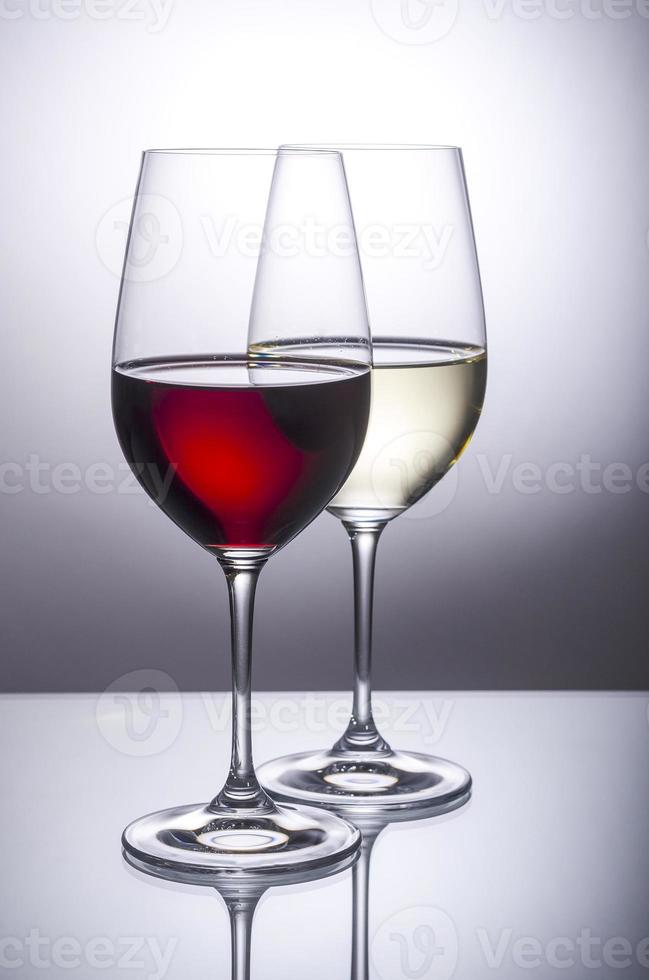Glas Rot- und Weißwein in der Silhouette foto