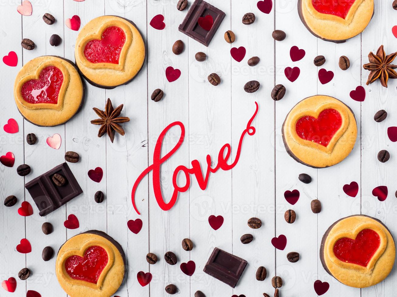 hausgemachte Kekse mit einem roten Marmelade Herz Valentinstag Kaffee und Schokolade Sternanis kopieren Raum flach liegen foto