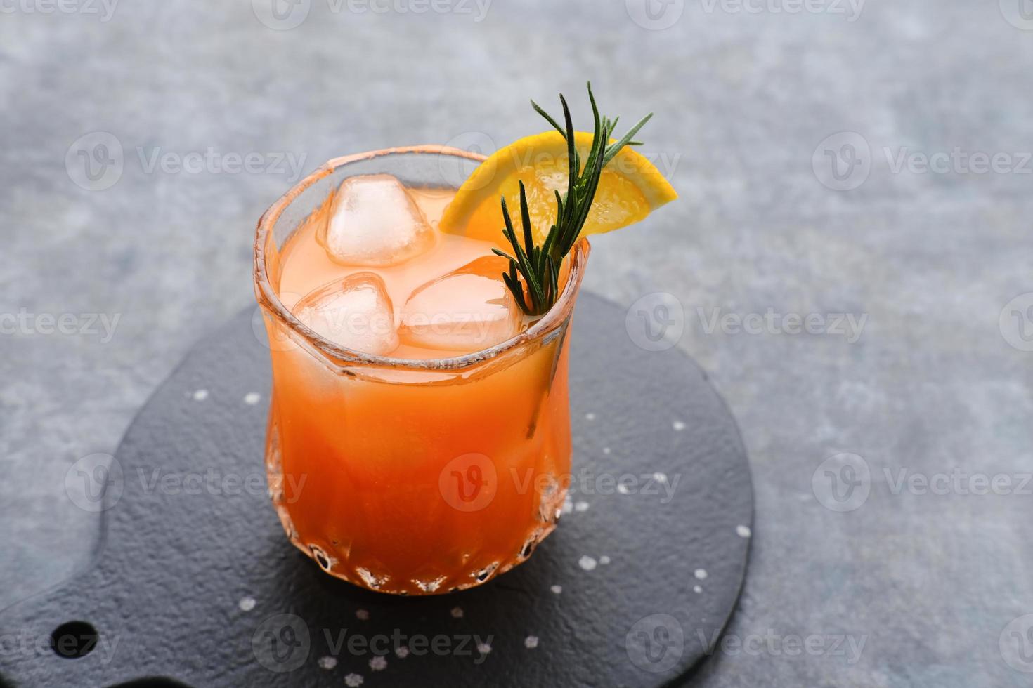 Orangensaft im Glas, kaltgepresster Saft foto