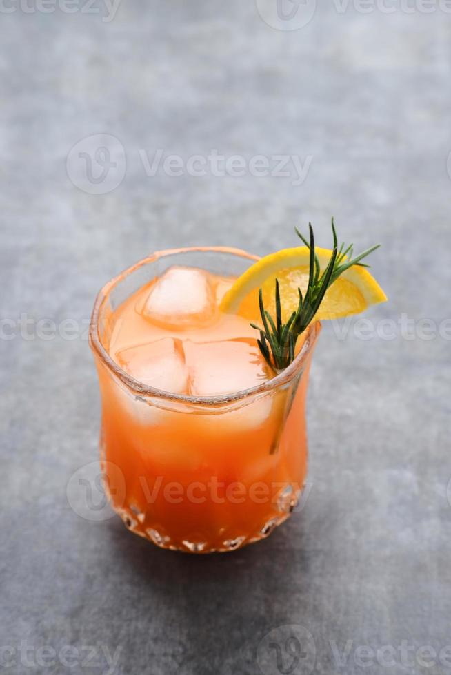 Orangensaft im Glas, kaltgepresster Saft foto