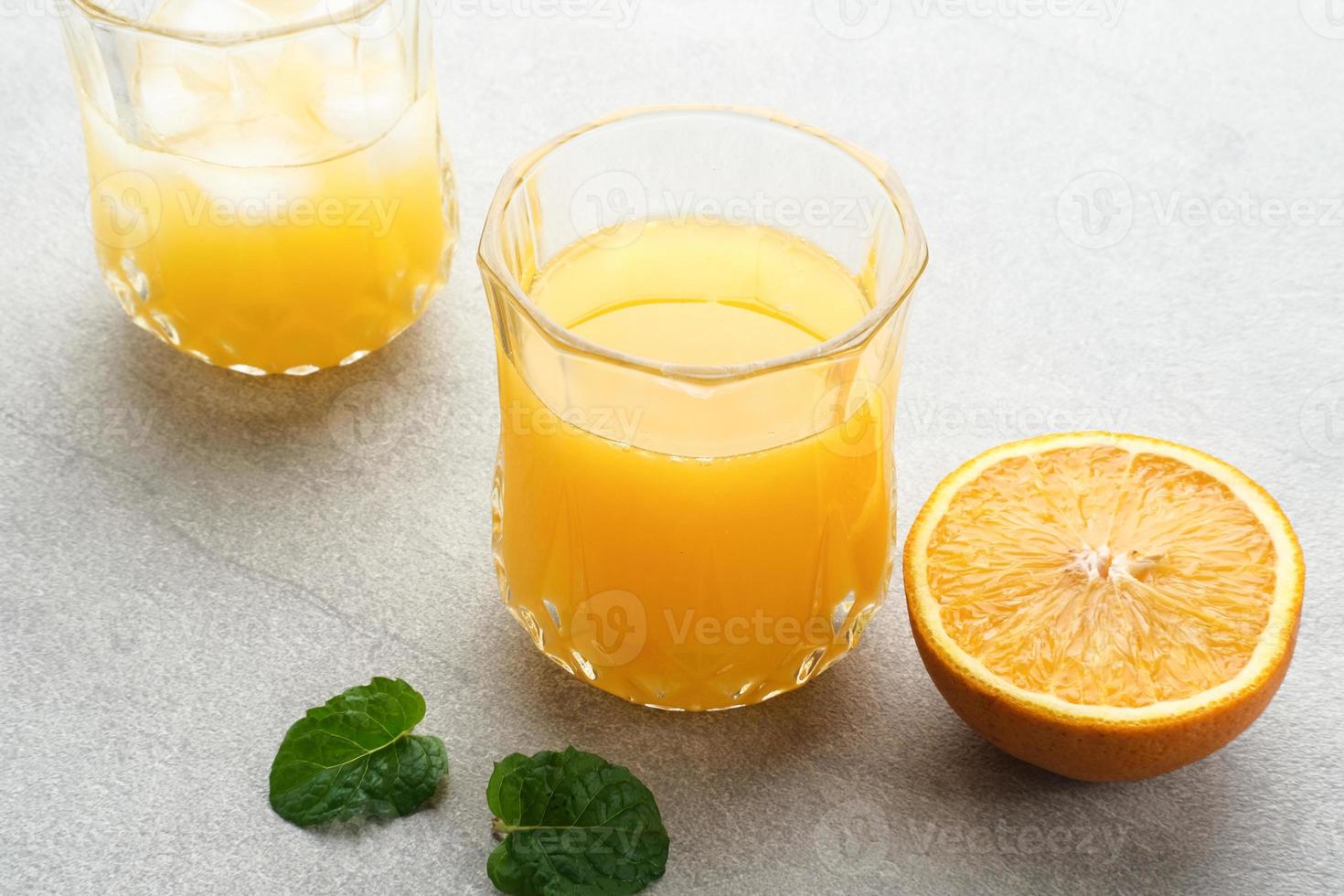 Orangensaft im Glas, kaltgepresster Saft foto