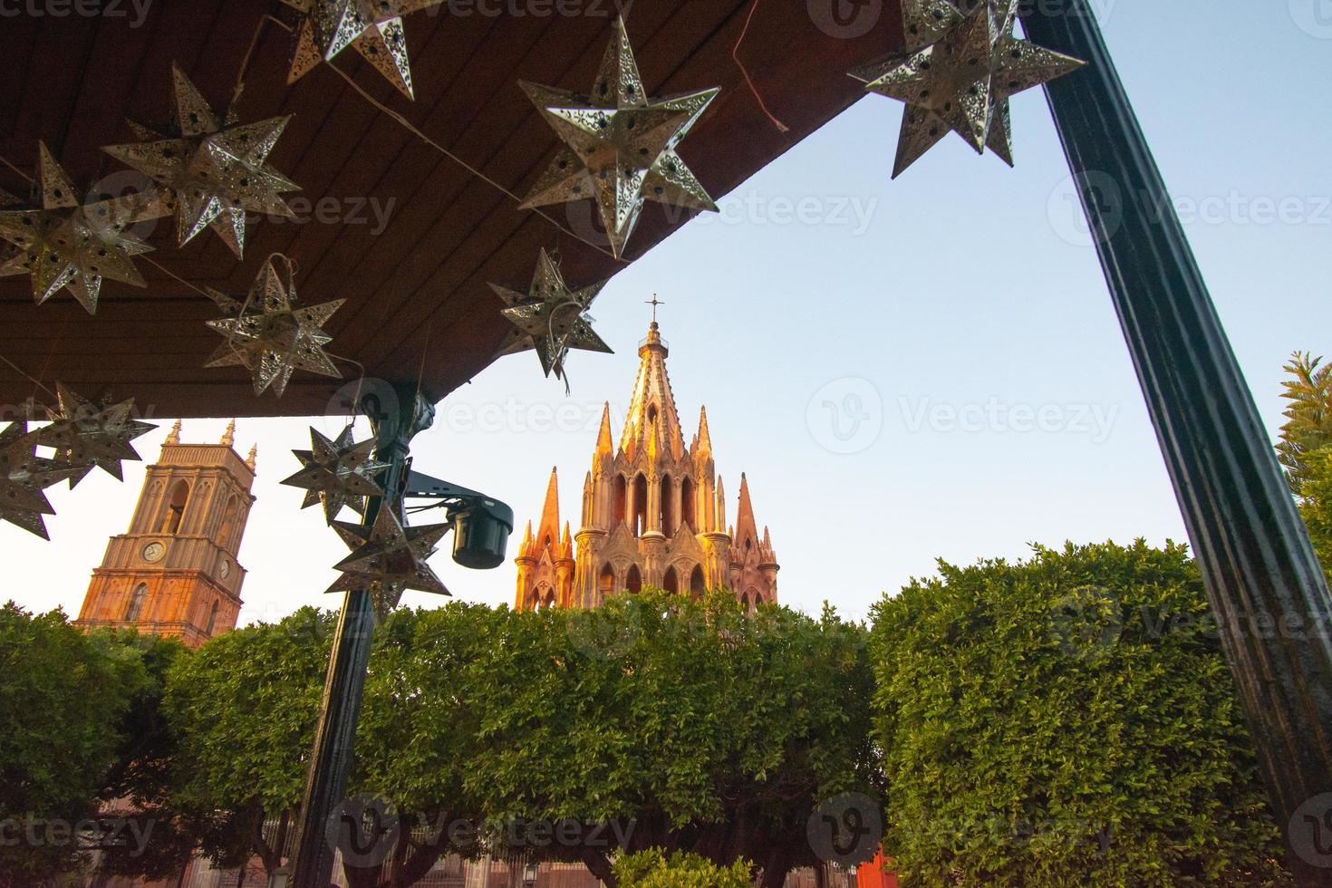 parroquia erzengelkirche jardin stadtplatz rafael kirche san miguel de allende, mexiko. Parroaguia im 17. Jahrhundert geschaffen foto