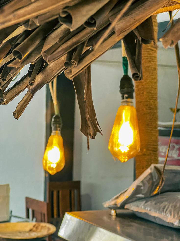 alte Glühbirnen in einer Hütte. foto