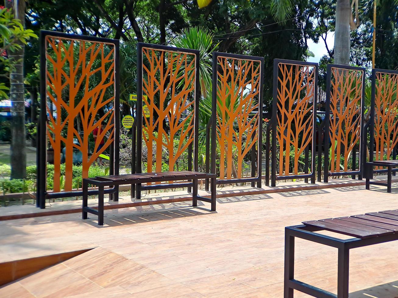 Sichtschutzzaun aus Metall, Baumwandkunst aus Metall, Gold und Schwarz im Rahmen, dies wurde im Square Park gedreht foto