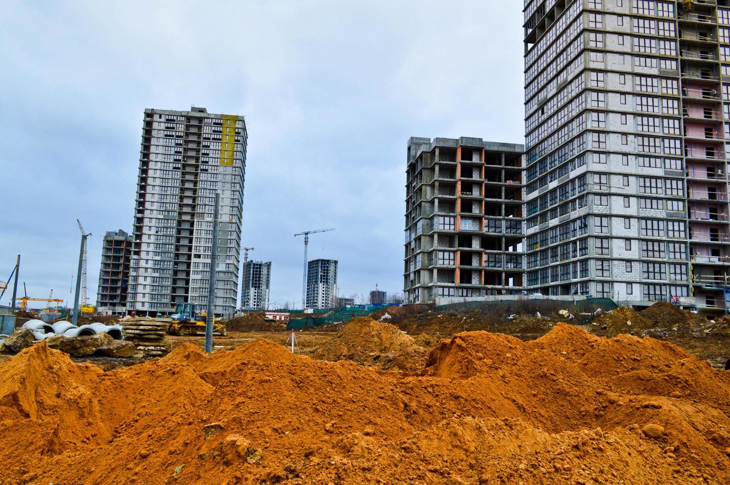 Bau eines großen, mehrstöckigen, komfortablen, modernen, mehrstöckigen Gebäudes mit monolithischem Rahmen aus Betonzement mit Fenstern, Wänden und Balkonen foto