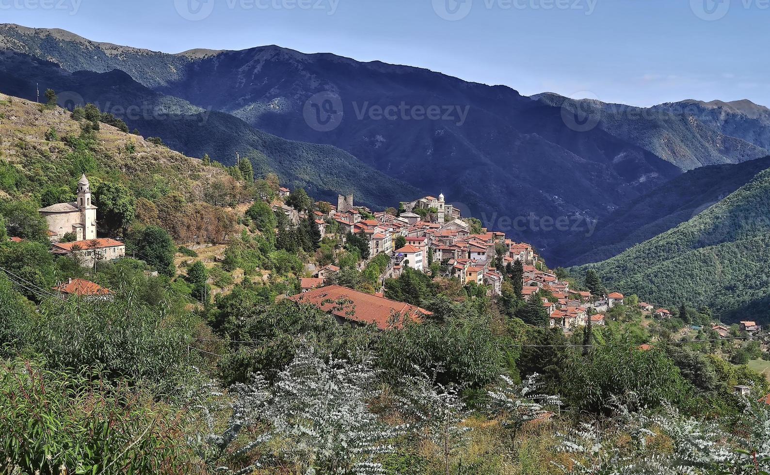 Hinterland von Ligurien mit Landschaft des Dorfes Triora, dem Dorf der Hexen, Reisereportage in Italien foto