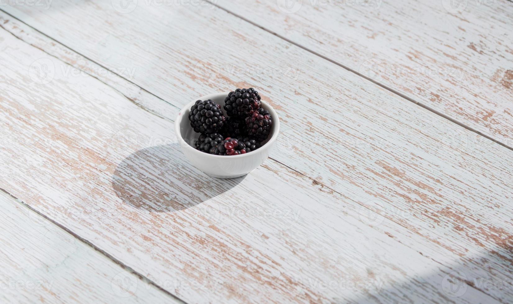 Bio-Brombeeren in einer Schüssel foto