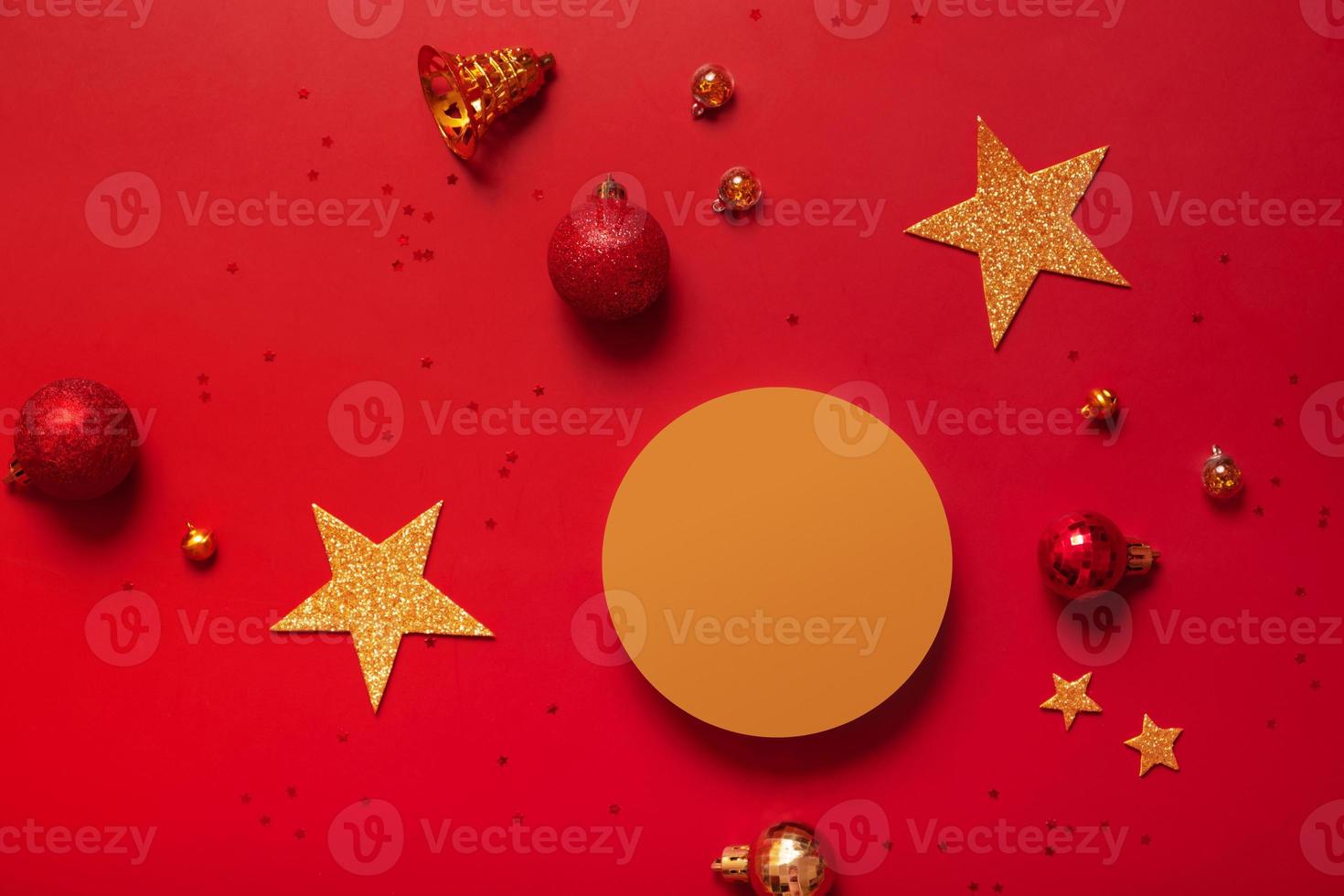 mock up podium oder sockel für hautpflege schönheitsprodukte und weihnachtsdekoration draufsicht auf rotem hintergrund foto