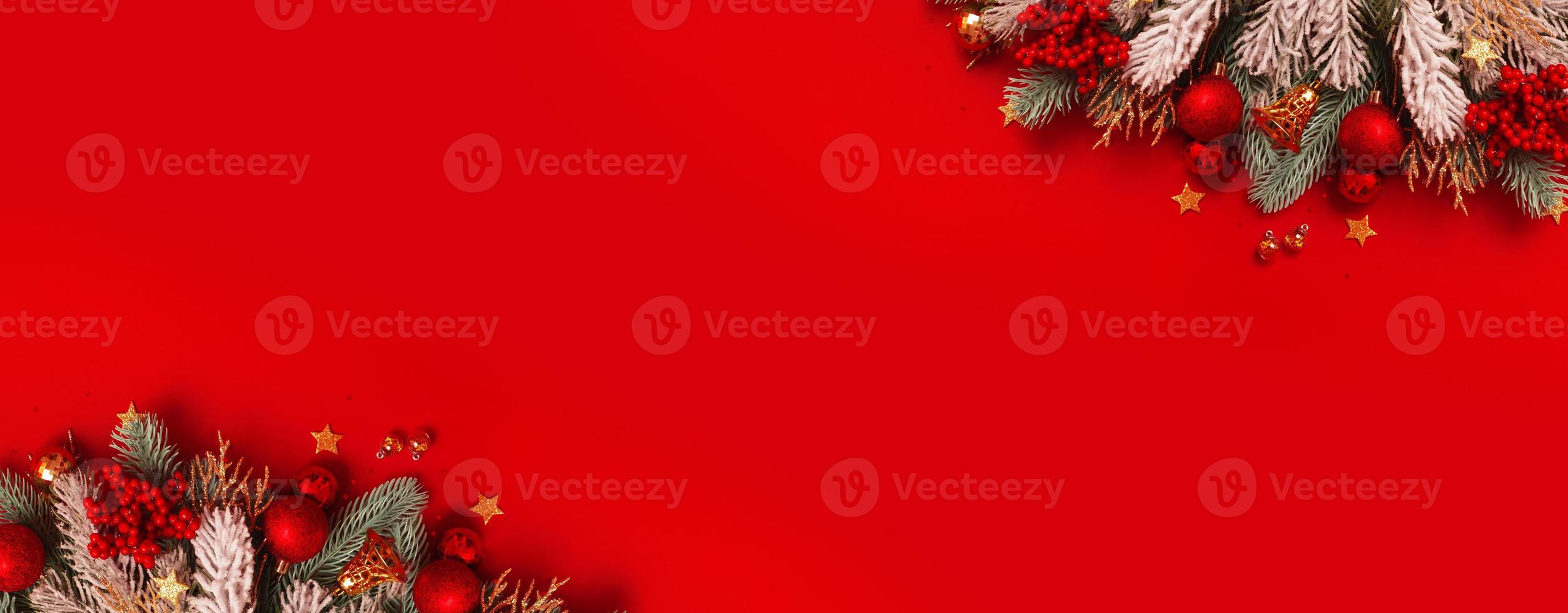 Banner mit Weihnachtsdekoration und Kiefer auf rotem Hintergrund mit Kopierraum. Neujahrsgrußkarte. flach liegen foto