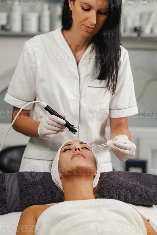 Mesotherapie ohne Nadelbehandlung in einem Schönheitssalon foto