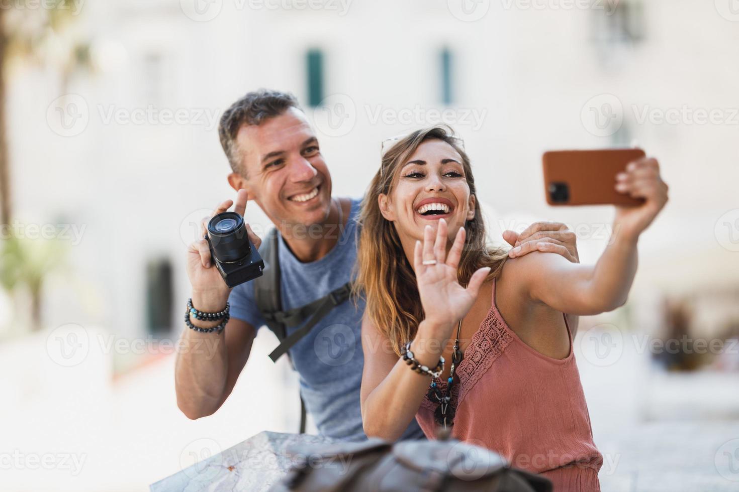 Paar macht Selfie, während es die Sommerferien genießt foto