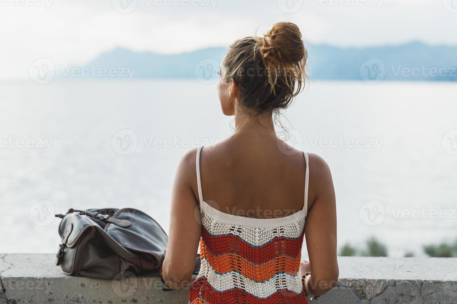 frau, die einen sommerurlaub an einer mittelmeerküste genießt foto