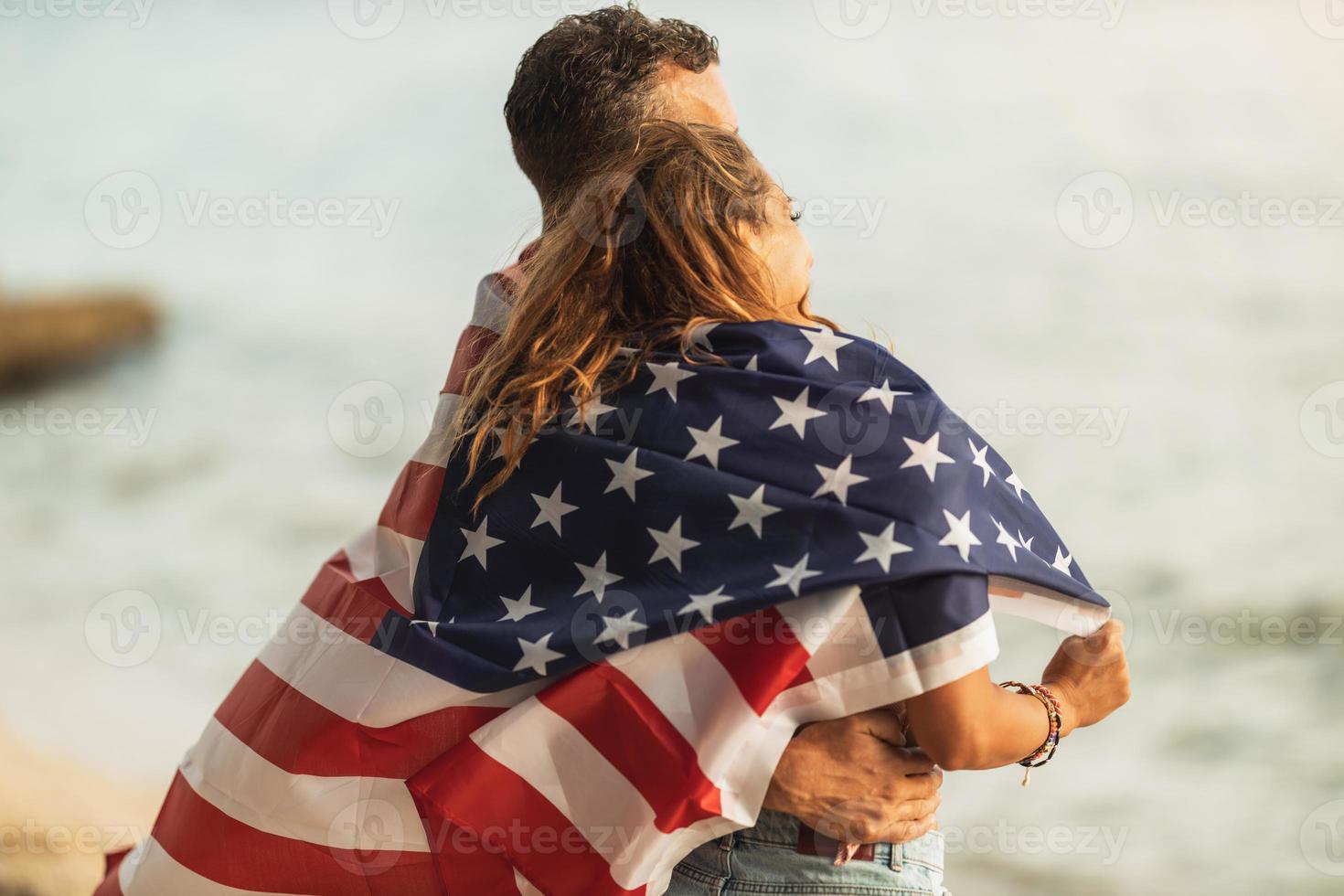 Paar mit uns Nationalflagge foto