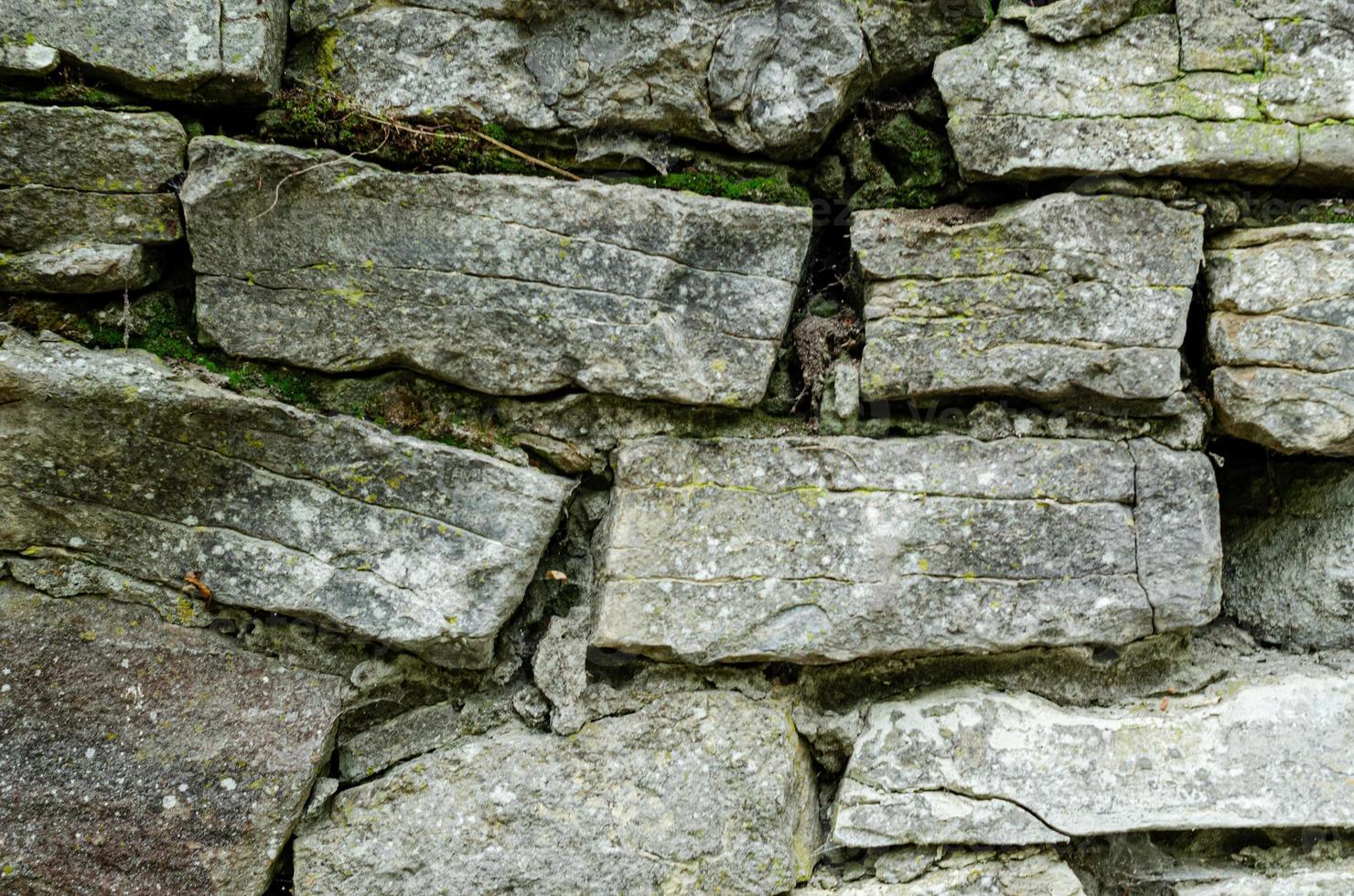 muster graue farbe des modernen stildesigns dekorative unebene rissige echte steinwandoberfläche foto