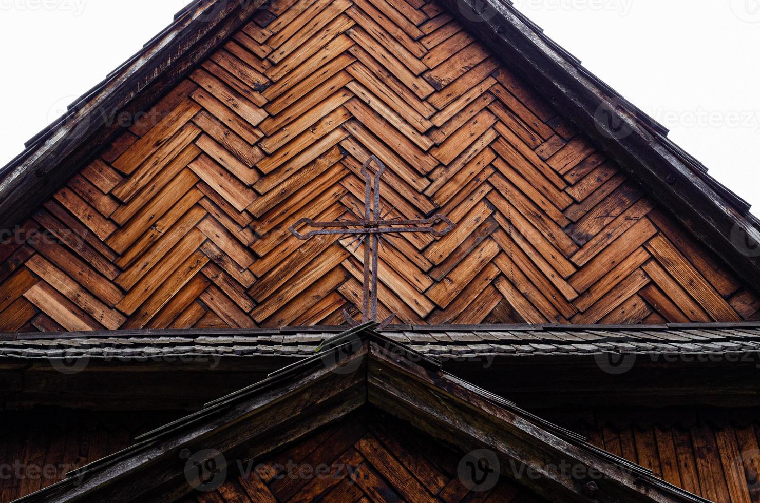 Alte Holzkirche im ukrainischen Kreuz foto