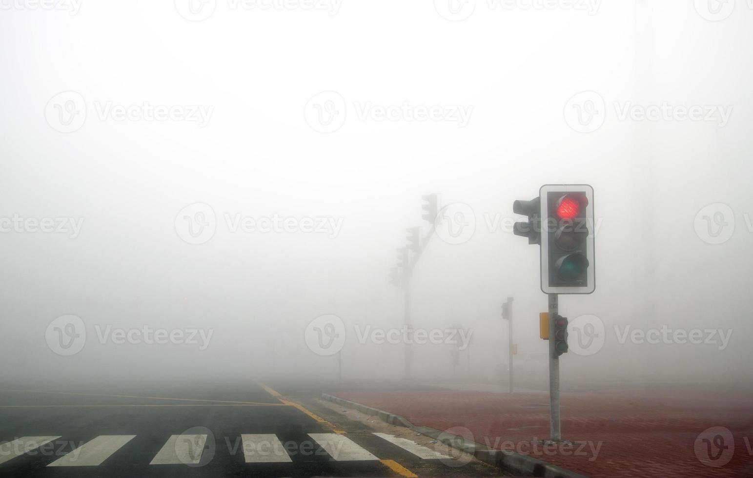 Nebel in Dubai Road. rotes Signal ist an. foto
