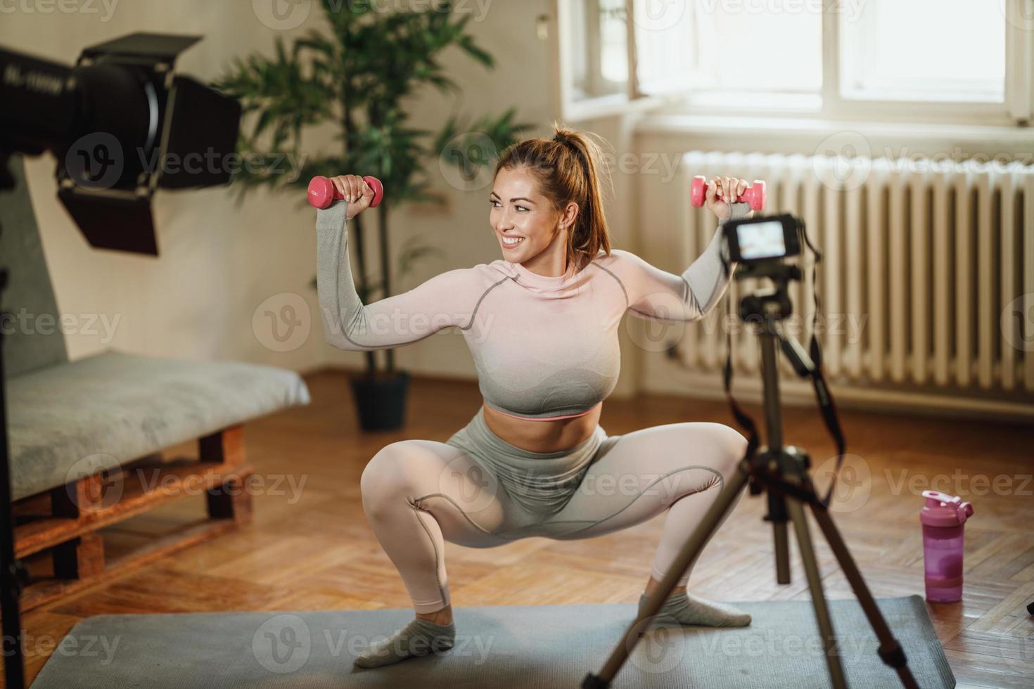 filmt ein Fitness-Tutorial für ihre Anhänger foto