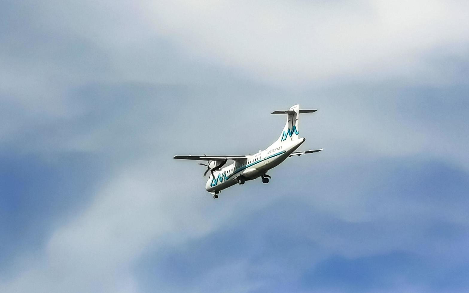 puerto escondido oaxaca mexiko 2022 flugzeug fliegt über puerto escondido mexiko mit blauem himmel. foto