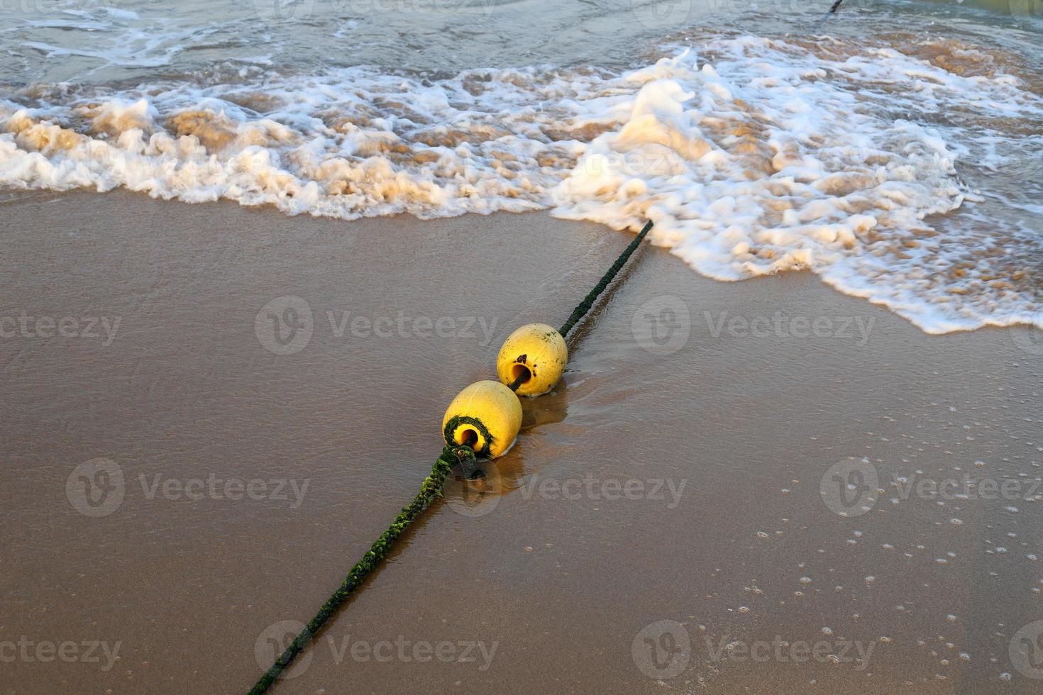 Hanfseil mit Bojen am Stadtstrand foto