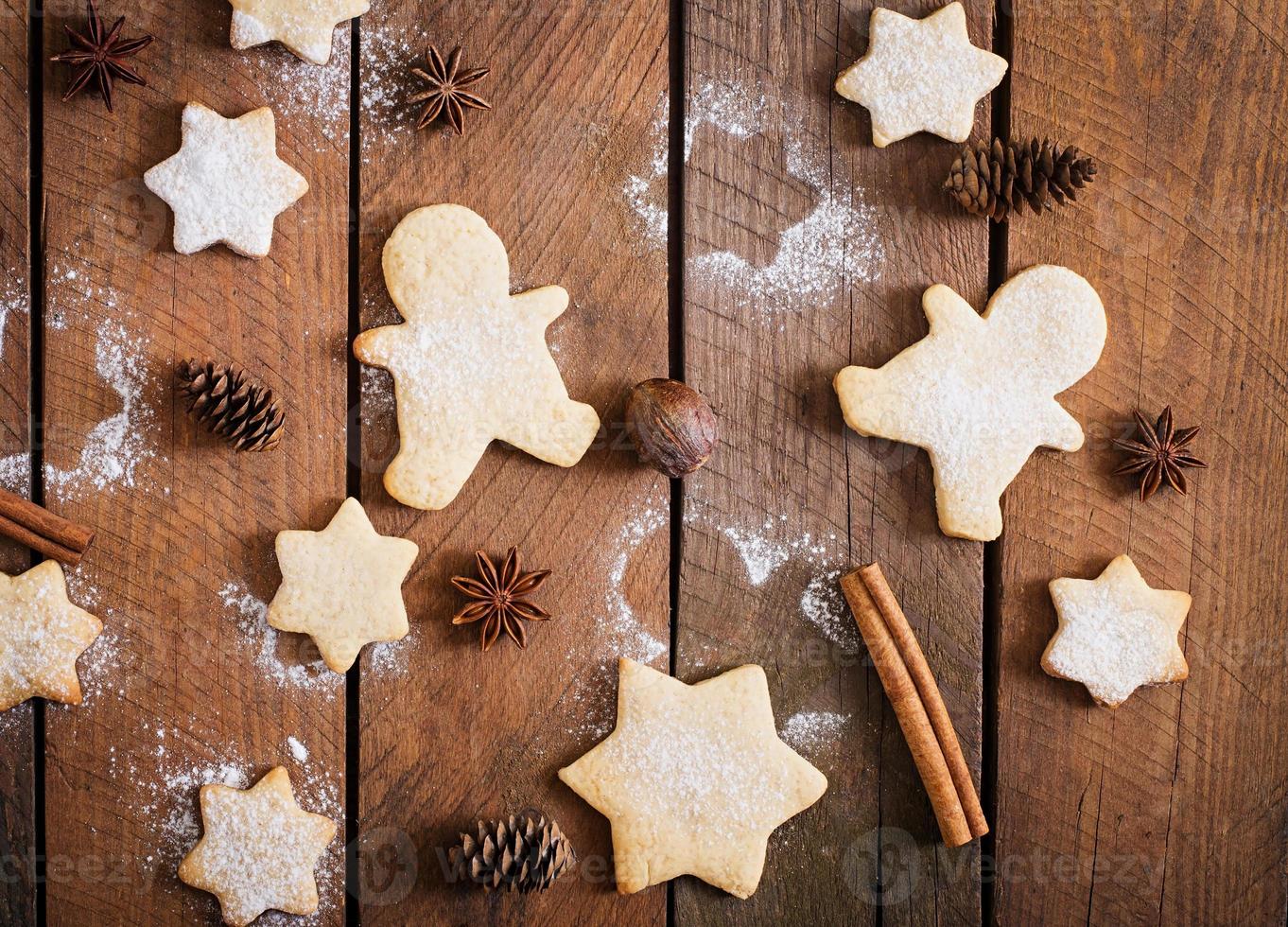 Weihnachtsplätzchen und Lametta auf einem hölzernen Hintergrund foto