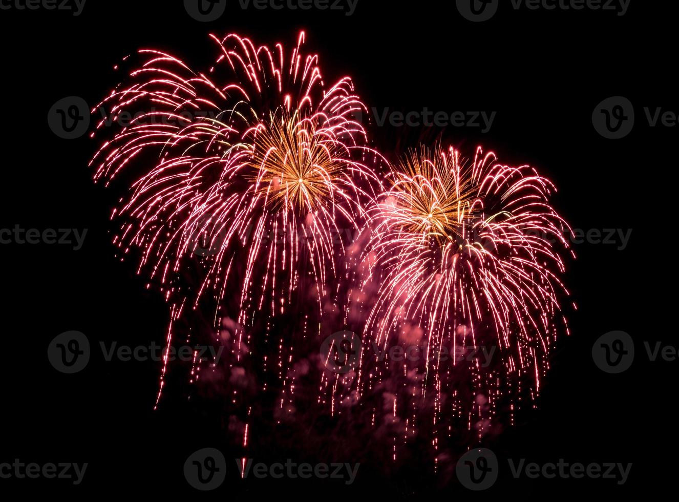 erstaunlich schönes feuerwerk auf schwarzem hintergrund für feierjubiläum frohen heiligabend und guten rutsch ins neue jahr foto