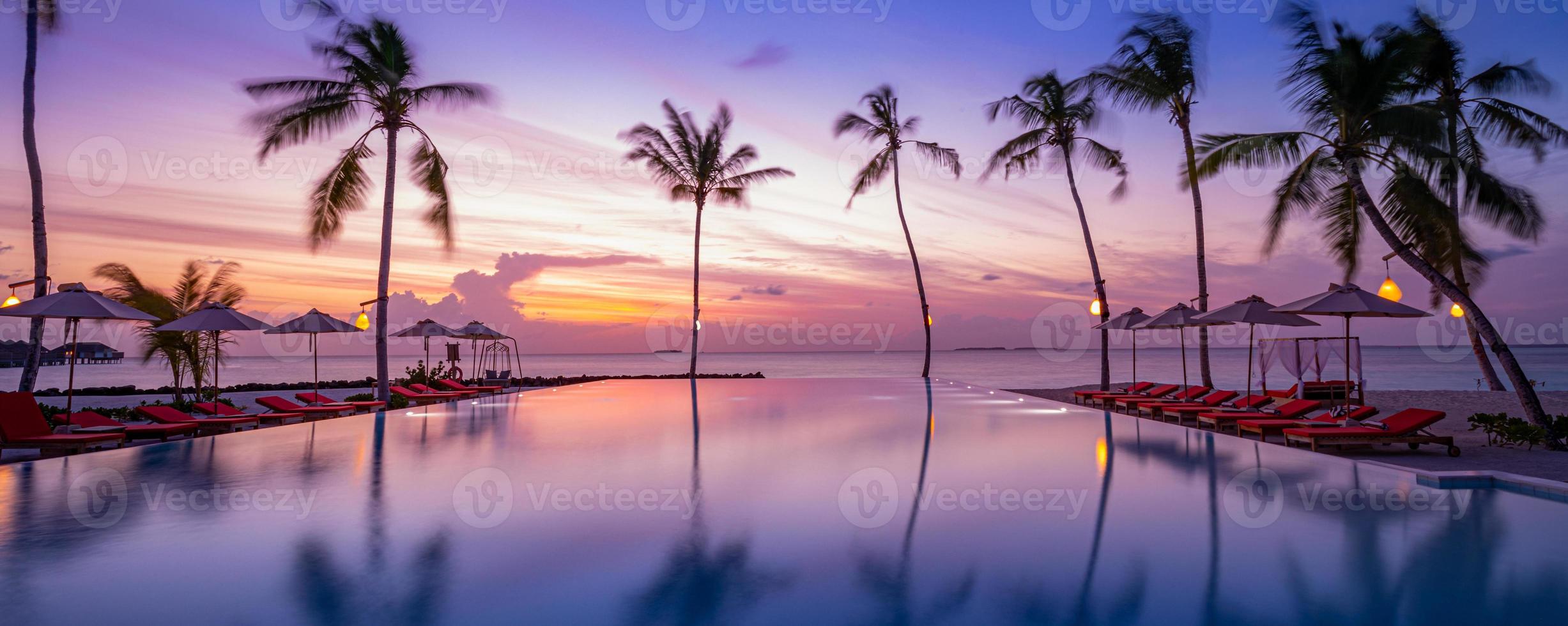 Outdoor-Luxus-Sonnenuntergang über Infinity-Pool Schwimmen Sommer Strandhotel Resort, tropische Landschaft. schöner ruhiger Strandurlaub Urlaub Hintergrund. erstaunliche insel sonnenuntergang strandblick, palmen foto