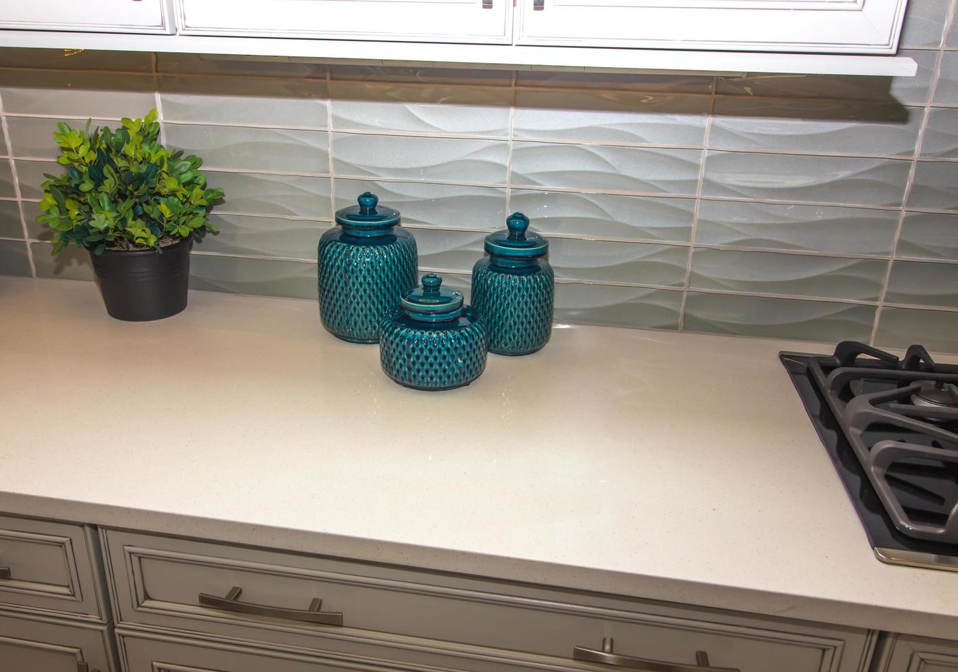 Küchentheke mit drei dekorativen Behältern foto