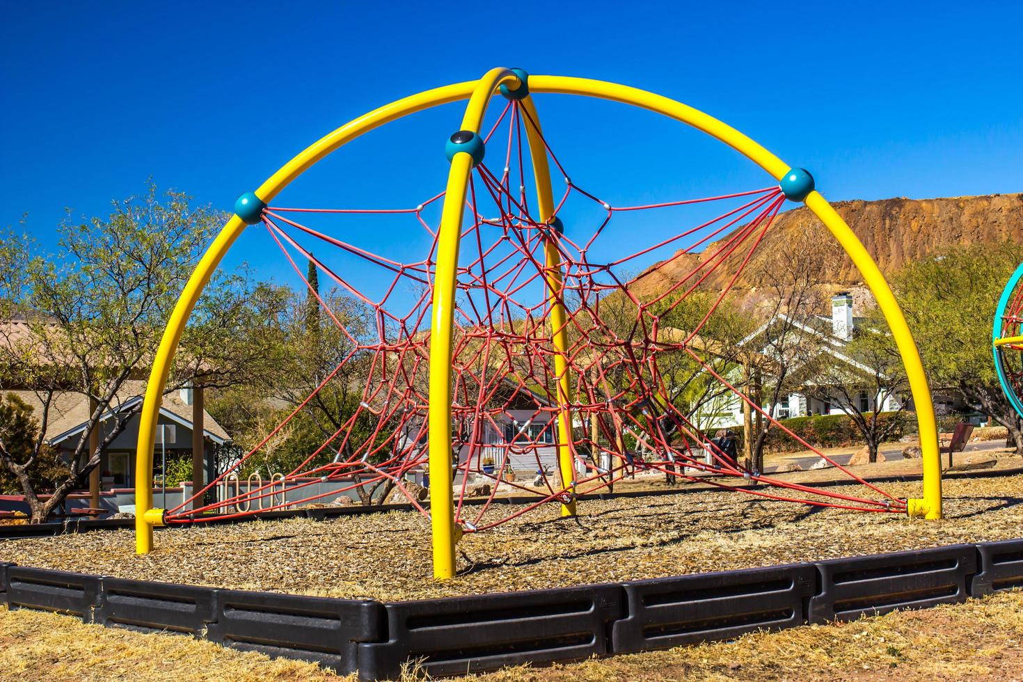 Spinnennetz-Klettergerät auf dem Kinderspielplatz im Freien foto
