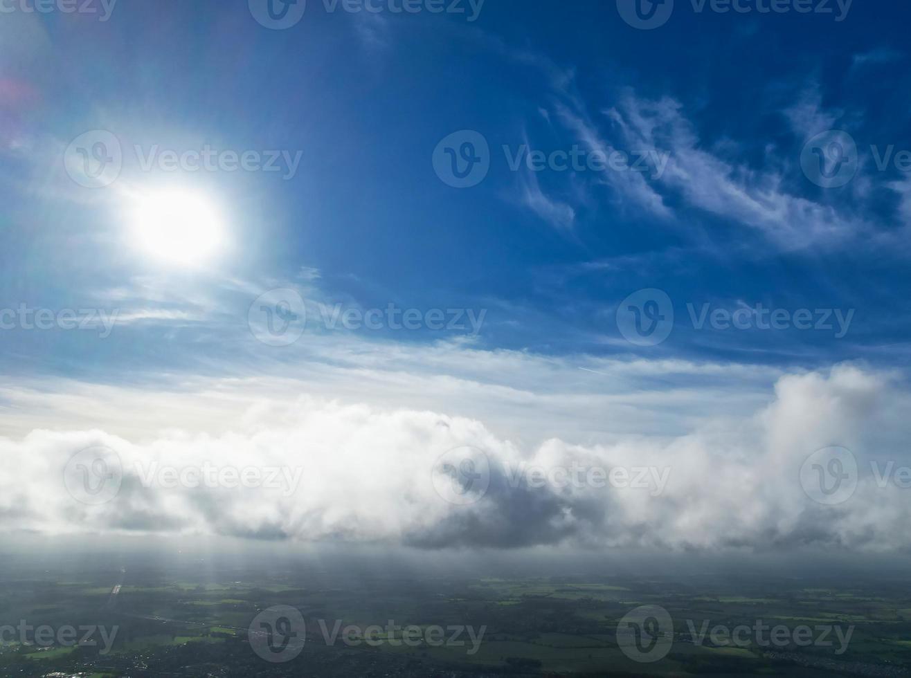 Herrlicher Blick auf die Wolken über der britischen Stadt foto