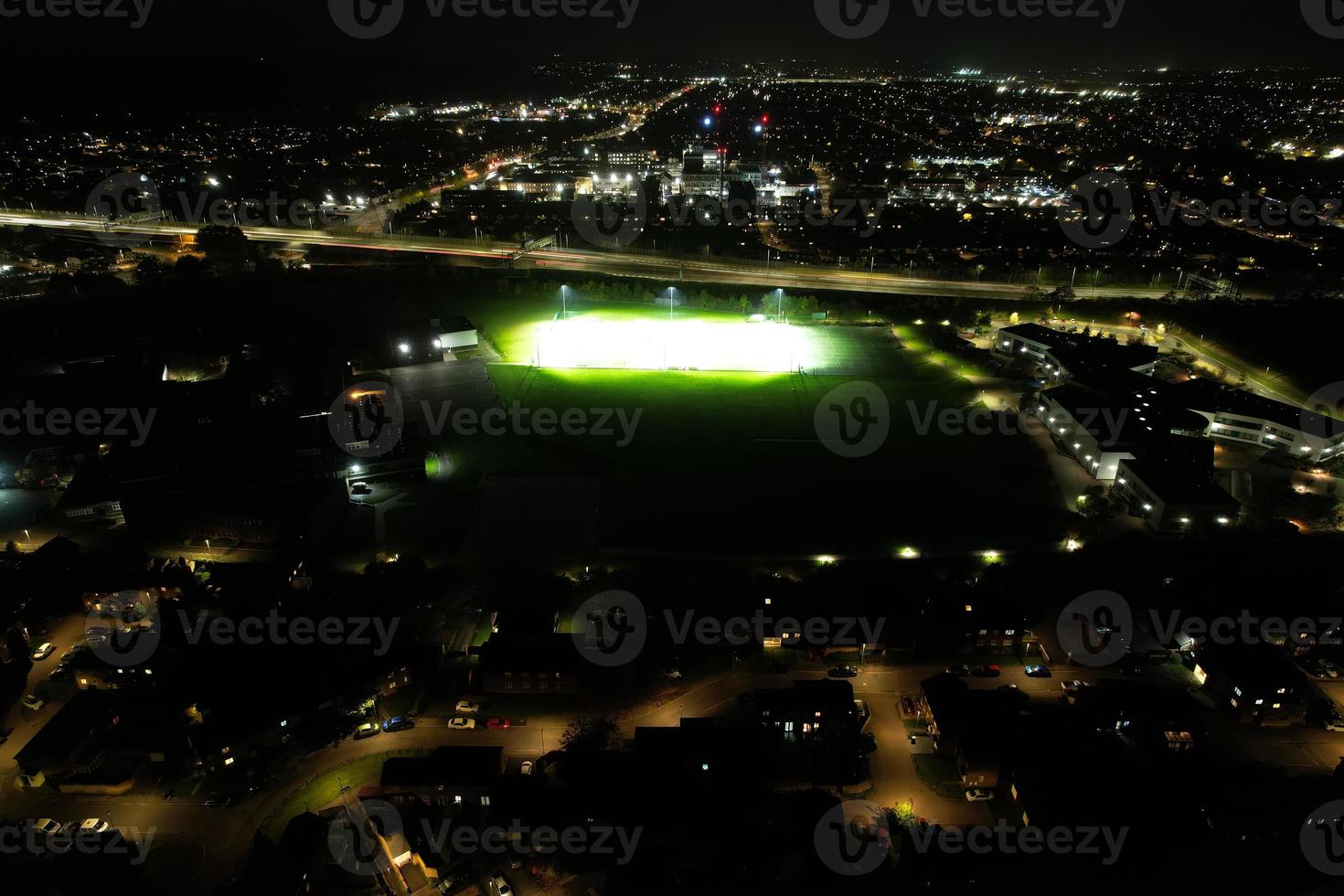 beste luftaufnahme der stadt luton in england nach sonnenuntergang foto