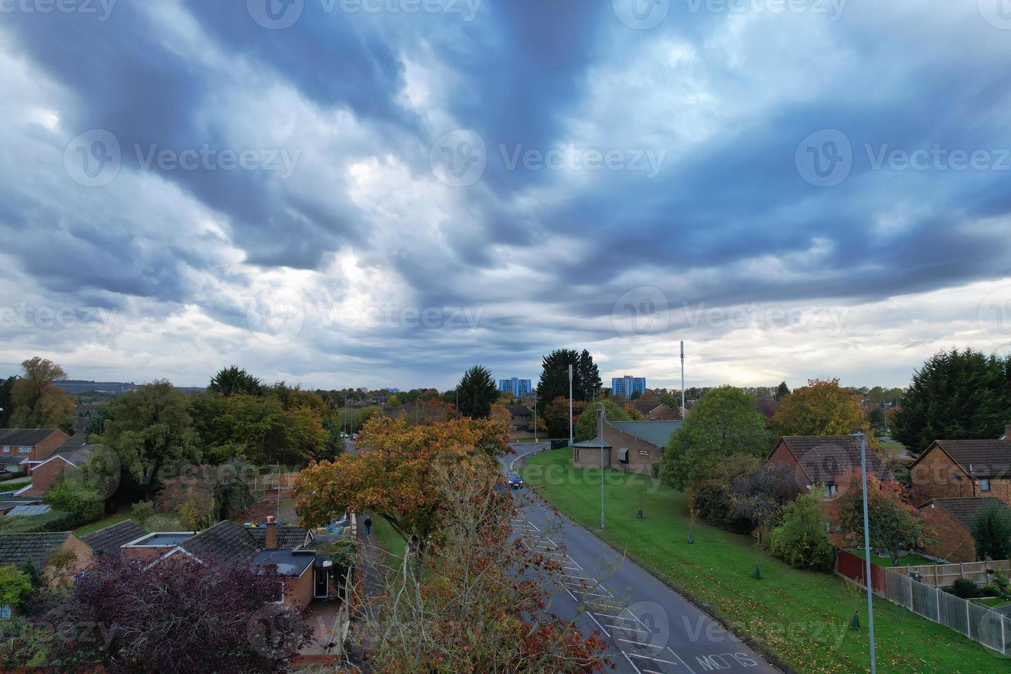 britische autobahnen, straßen und autobahnen, die durch die landschaft englands führen. Luftbild mit Drohnenkamera foto