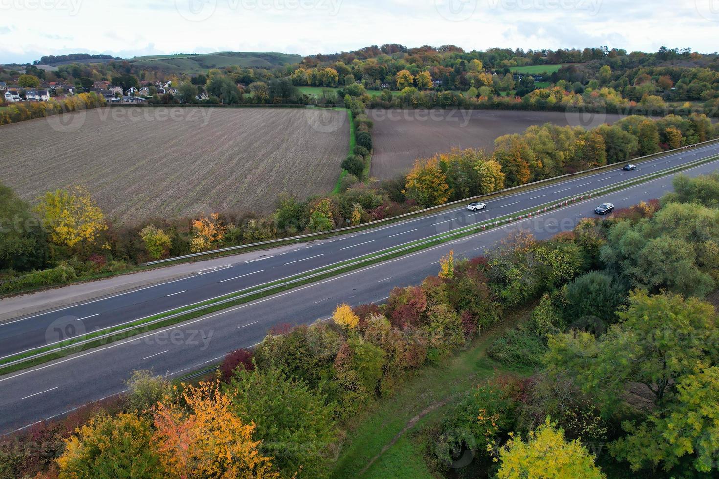 britische autobahnen, straßen und autobahnen, die durch die landschaft englands führen. Luftbild mit Drohnenkamera foto