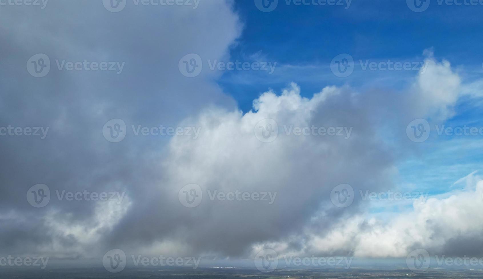 bester Blick aus der Vogelperspektive auf dramatische Wolken über dem Himmel foto