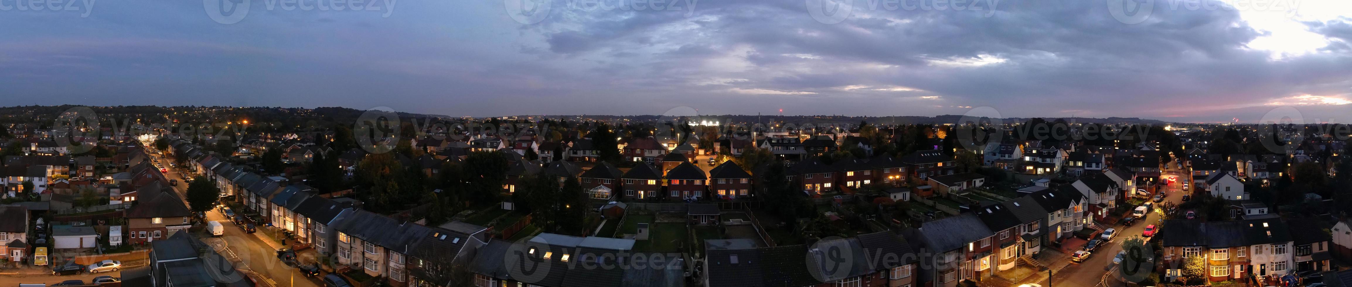 schöne luftaufnahme der britischen stadt und der straßen bei nacht. Drohnenaufnahmen aus der Vogelperspektive einer beleuchteten britischen Stadt foto