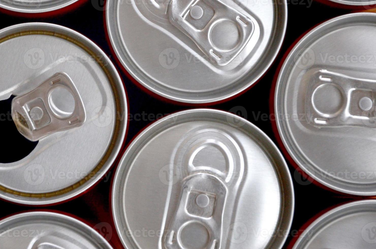 viele Dosen Soda-Erfrischungsgetränke oder Energy-Drink-Behälter. viele recycelte Dosen aus Aluminium, die für die Neuproduktion vorbereitet werden. foto