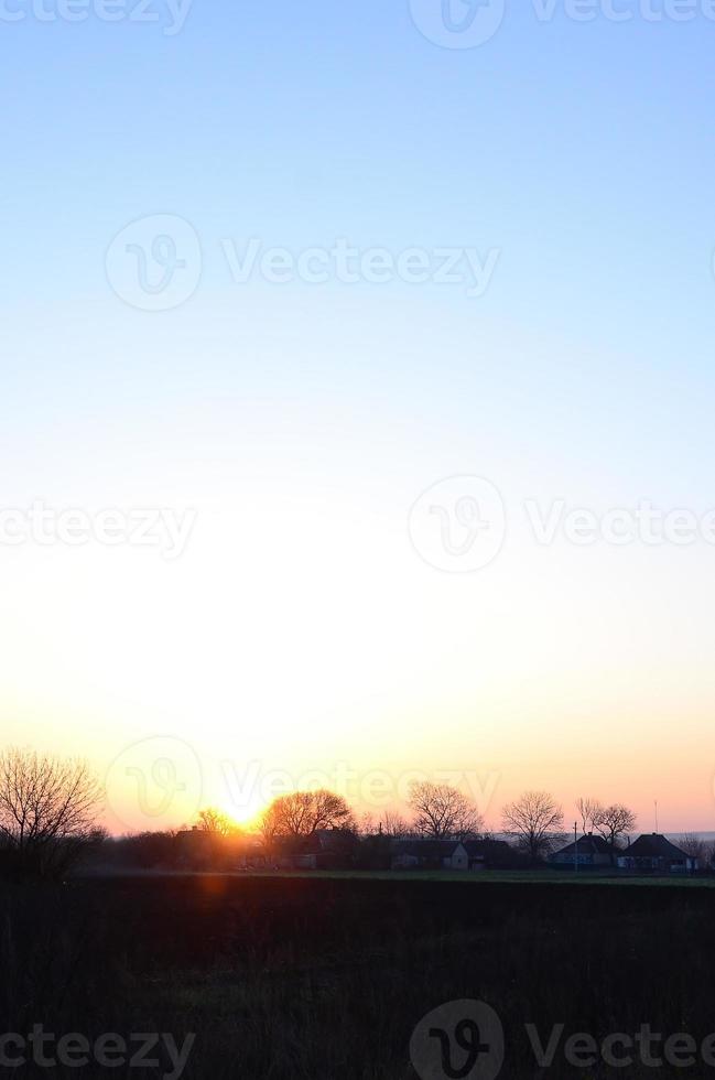 Morgendämmerung im Dorf. Sonnenaufgang in der Vorstadtlandschaft foto