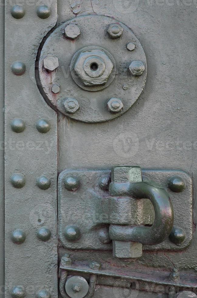 die Textur der Tankwand, die aus Metall besteht und mit einer Vielzahl von Schrauben und Nieten verstärkt ist. Bilder der Bespannung eines Kampffahrzeugs aus dem zweiten Weltkrieg foto