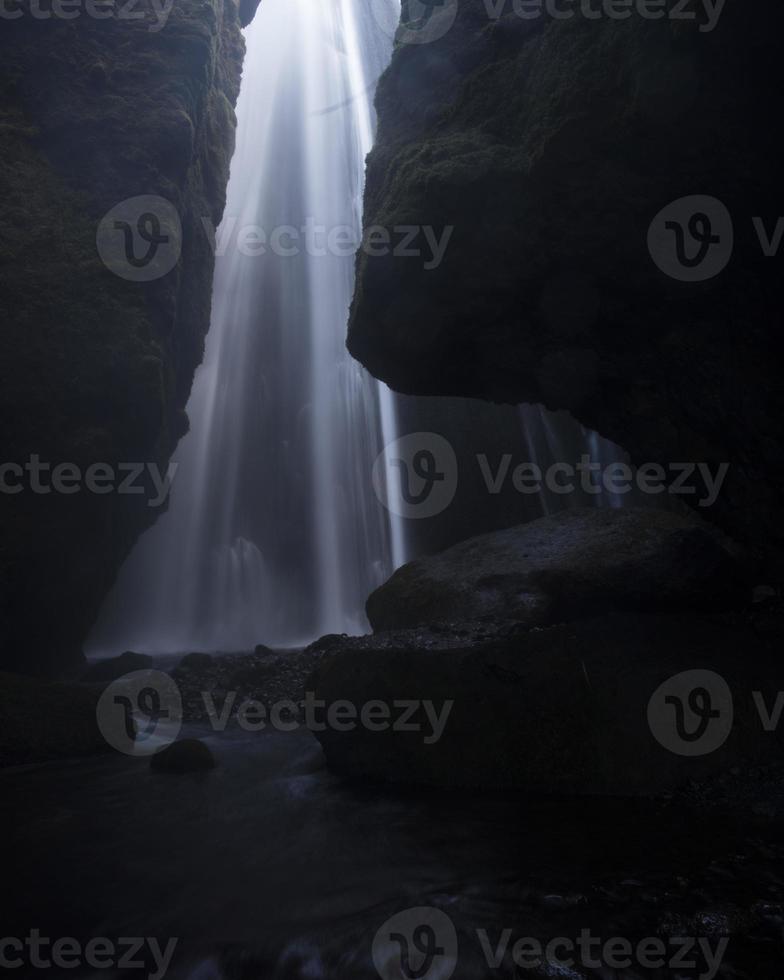 geheime Wasserfälle zwischen den Basaltklippen foto