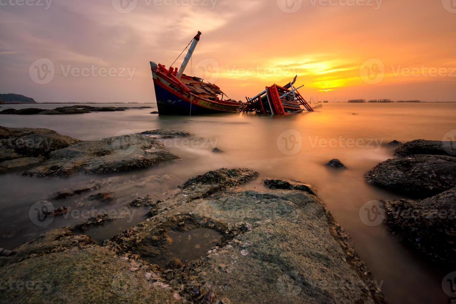 Fischerboot mit Blick auf den Sonnenuntergang gestrandet foto