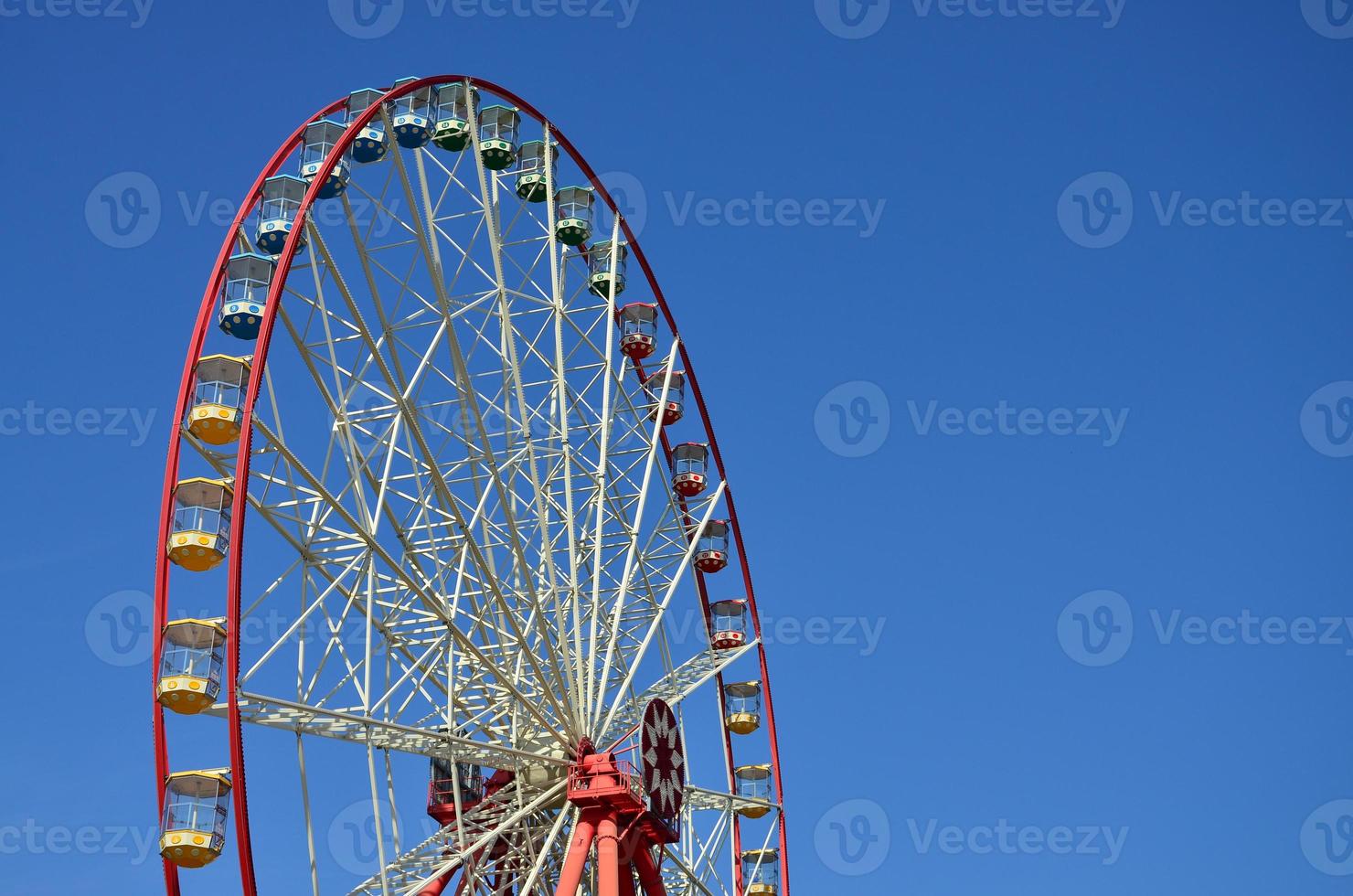 großes und modernes mehrfarbiges Riesenrad auf sauberem Hintergrund des blauen Himmels foto