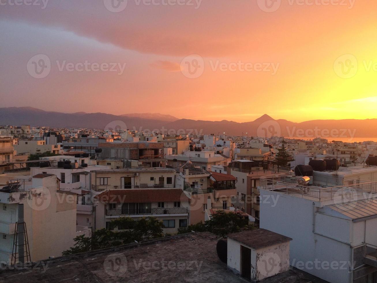 schöner sonnenuntergang in heraklion, kreta, griechenland foto